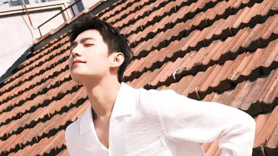 杨洋活动白衬衫造型光影宠儿诚不欺我这张脸随便拍拍都好看