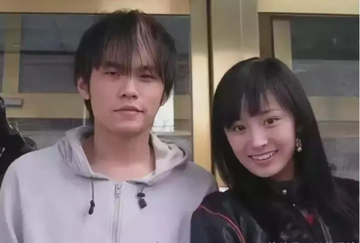 老照片,成名不久的周杰伦和杨幂合影,谁看上去更青涩[三哈]