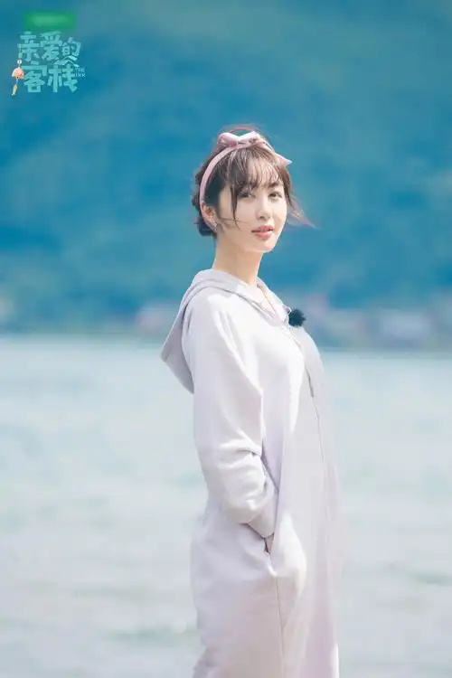 李菲儿化身勤劳小蜜蜂 《亲爱的客栈》与狗狗有爱互动