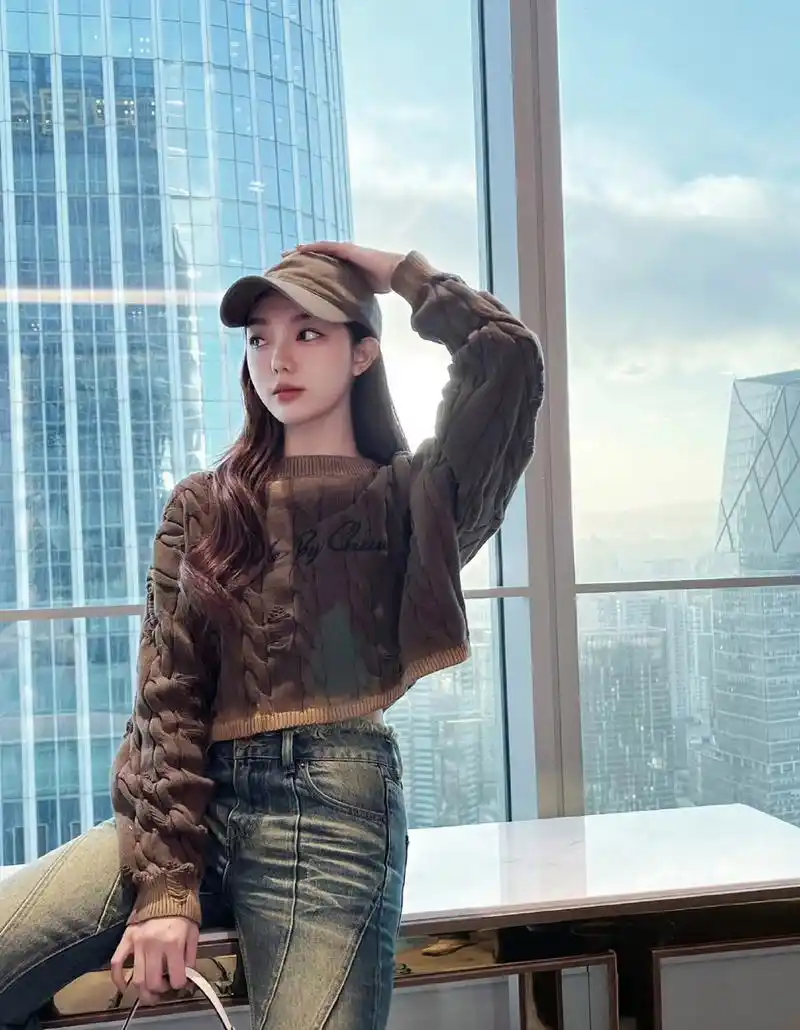 明星# #李紫婷#  李紫婷渐变色毛衣搭配蓝色牛仔裤,衬托高挑好身材