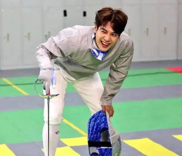 曾是击剑冠军,被斯坦福港大抢着要,社交牛人王嘉尔_腾讯新闻