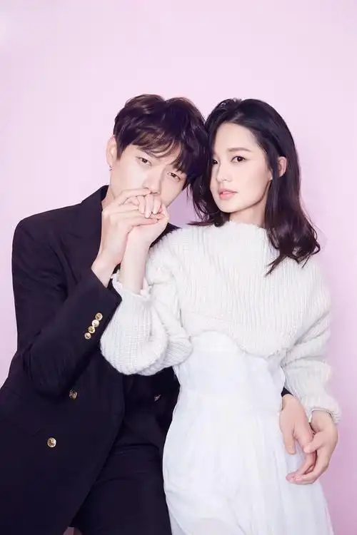 李沁的脚有多小? 当魏大勋把她抱起那一刻, 脚指头努力勾着高跟鞋