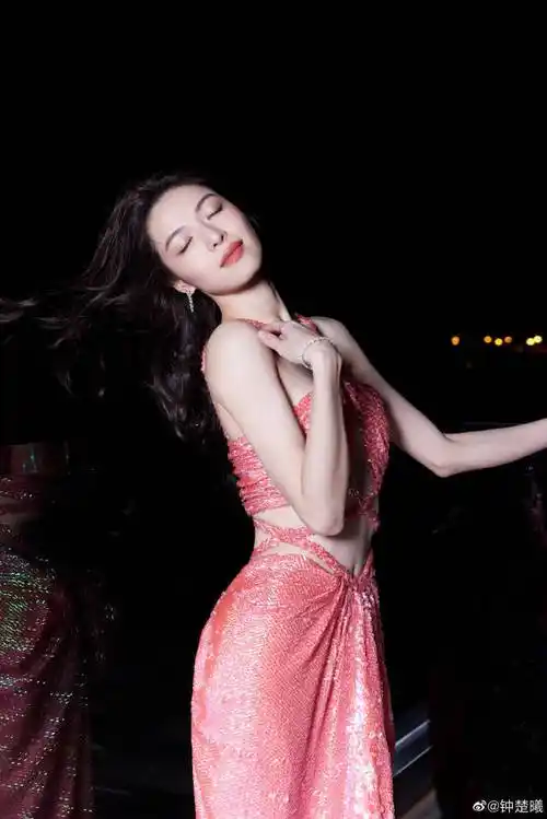 钟楚曦身穿粉色长裙大秀香肩小蛮腰!