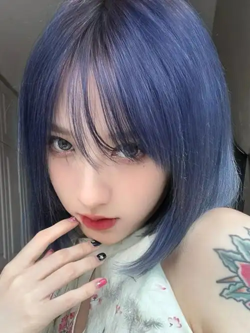 新长出来的黑发又很尴尬,就试了试施华蔻斐丝丽暗夜蓝黑色,染完好惊喜