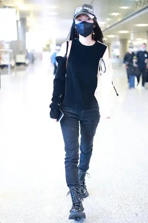 张韶涵够时髦,穿露袖针织衫下搭牛仔裤,成为机场一道风景线!