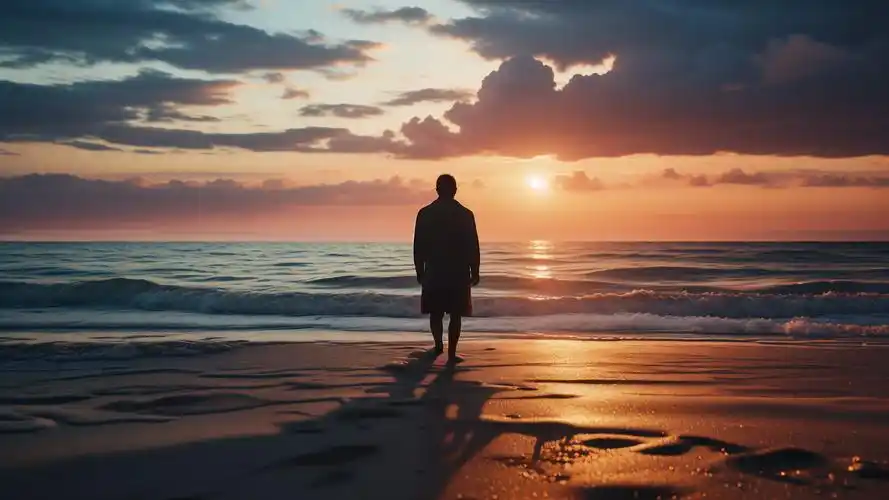 一个人看海🌊孤独又浪漫的高清壁纸 一个人静静地坐在海边,眼前是