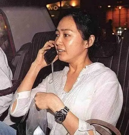 51岁朱丽倩老得太快了,满脸发福憔悴,却被老公宠着