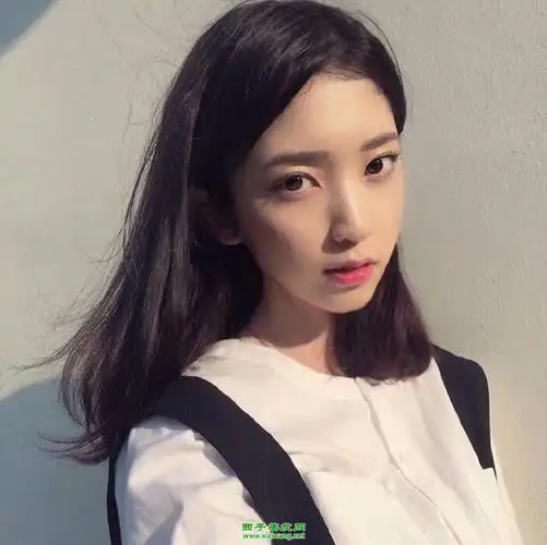 女生娃娃脸适合中分发型吗