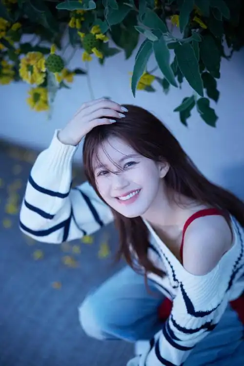 赵露思露红色吊带肩上衣#赵露思最新90大片,氧气清新充满生命力的