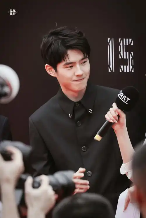 刘昊然今日活动饭拍 一身帅气又沉稳的黑色西装,满屏的大长腿