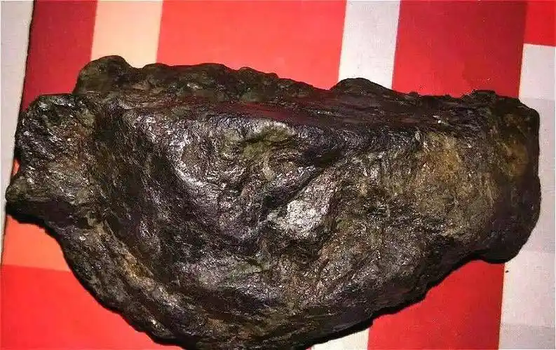 这种不起眼但很贵的石头就是世界上最贵的石头锎了,要知道这种石头