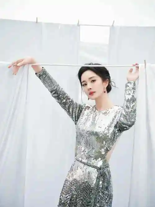 杨幂银色写真大胆露背晚礼服气质太顶了