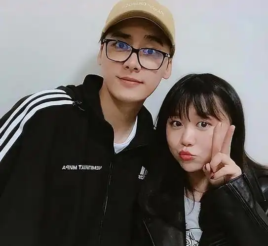 如果她真的是李易峰的女朋友,她的包容和大度就值得称赞了.