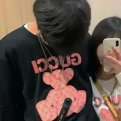 拿着手机的情侣头像 甜蜜恩爱拿手机拍照的情头图片_情侣头像_头像屋