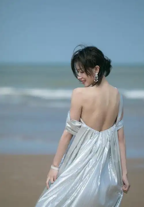 一出场就穿高定,礼服却是19年老款_张雨绮