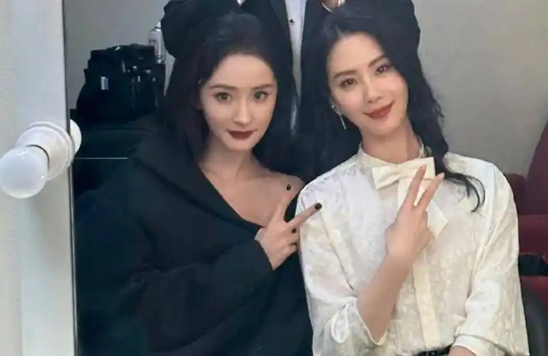 微博之夜,杨紫和杨幂同框,迪丽热巴神似,胡歌和刘亦菲一起领奖!