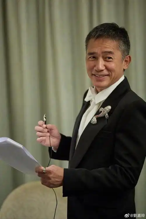 刘嘉玲晒夫妻合照,57岁嘉玲姐体态年轻像三十多,梁朝伟老态尽显