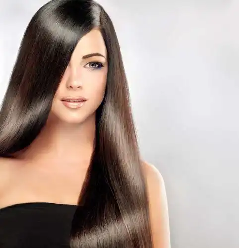 黑发的长波浪卷发的漂亮女孩