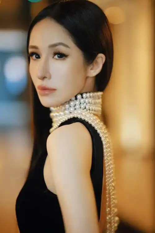 萧亚轩轩然归零发布会#萧亚轩活动造型分享,将礼服反穿尽显不一样的