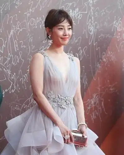 白百何越来越大胆了活动现场放空自己网友让孩子看到好吗