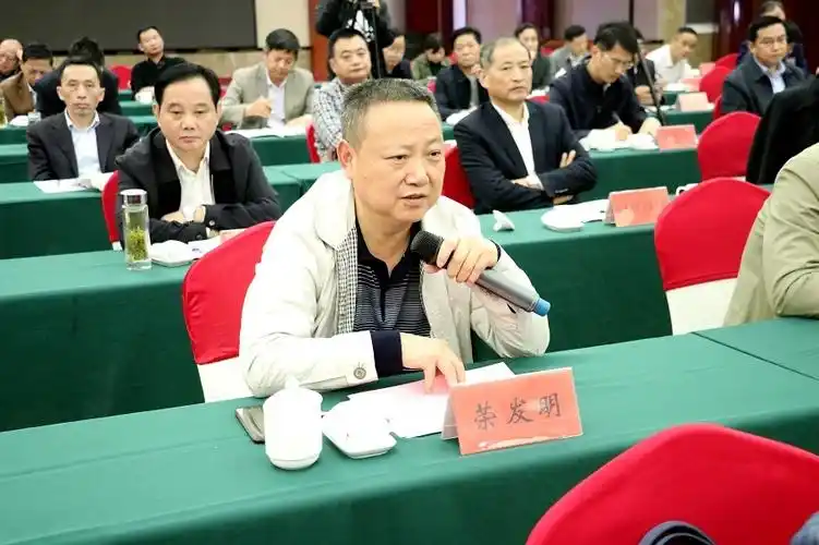 周晓娟,齐大忠,马满华出席,县委常委,常务副县长杨贤招到会听取意见