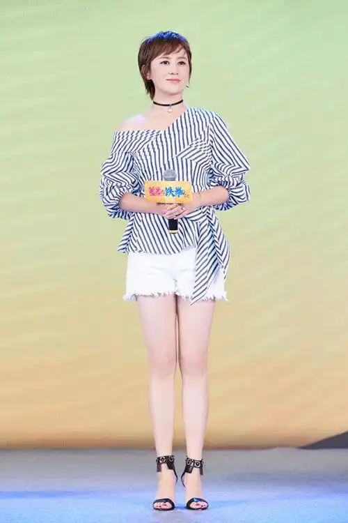 原创马丽产后首亮相,穿衬衫裙气质温婉优雅,没胖反倒瘦了不少!