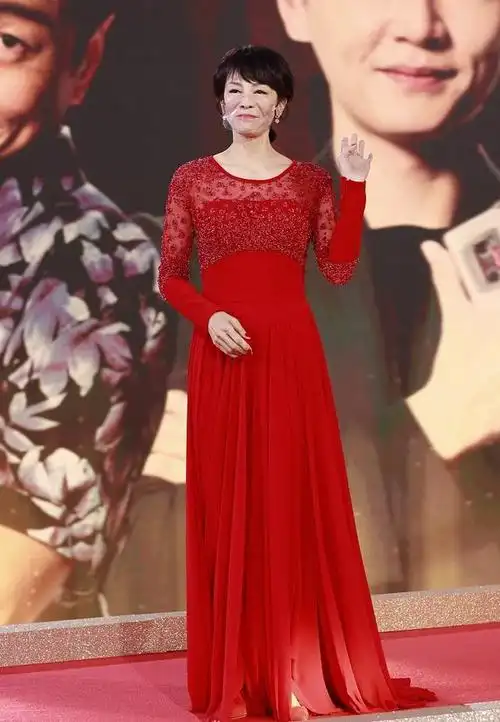郑裕玲老了还是那么美穿红色礼服裙身材窈窕63岁依旧明艳动人