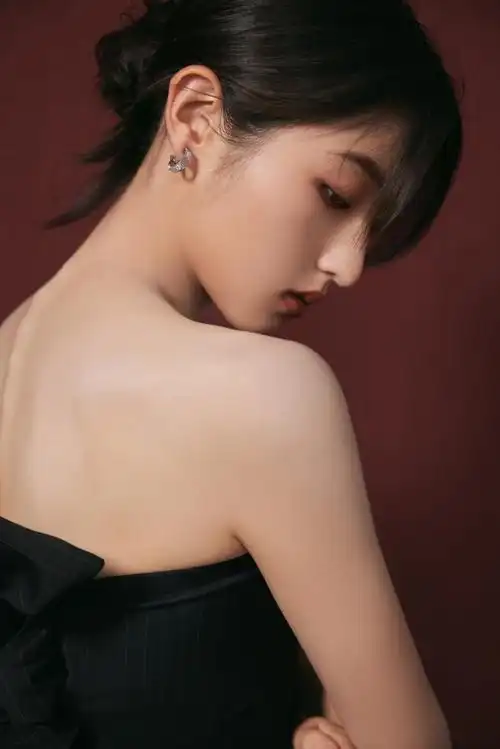 张子枫戴了安然的手链##张子枫的锁骨