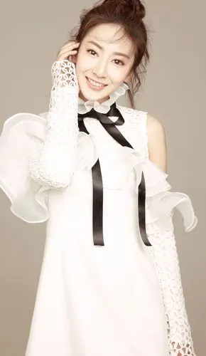 赵艺一组宣传美图,身穿一款白色连衣裙靓丽动人