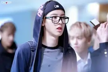 求朴灿烈戴着眼镜的图片啊!就是没有镜片的那种!只起装饰作用的那种!