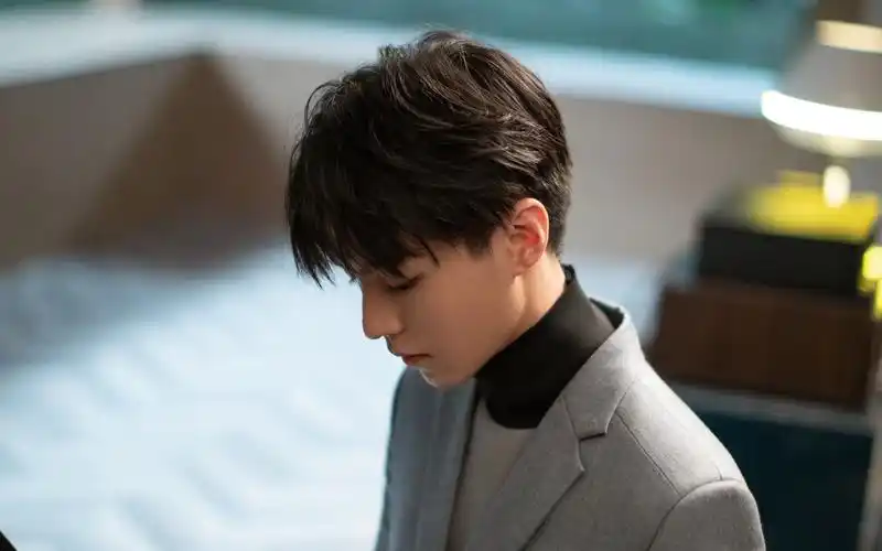 王俊凯灰色西装写真桌面壁纸-大陆明星-手机壁纸下载-美桌网