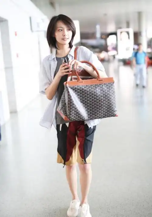 搭配休闲感十足的卫衣,棉服,还有百搭款小白鞋,简单,随性,穿搭以舒适