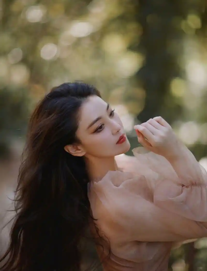 张馨予是真的挺漂亮的,长发冷艳,短发又很帅气.