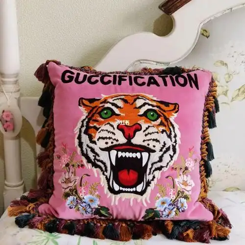 gucci虎头抱枕