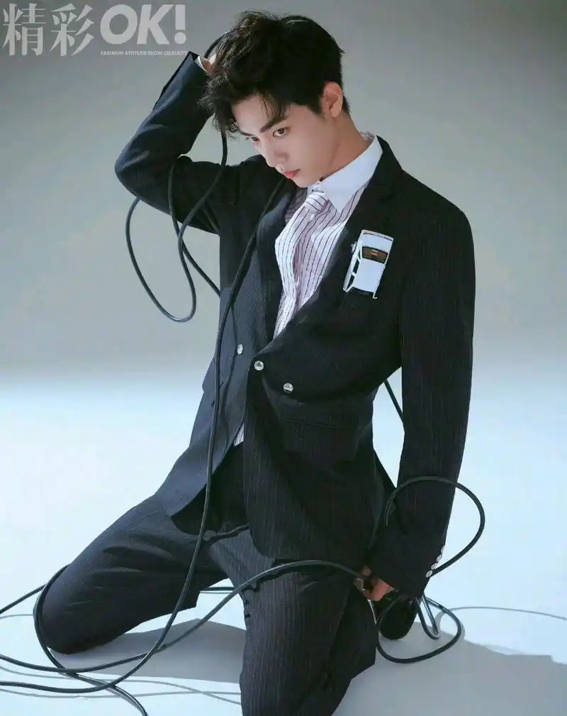 肖战的腰堪称杀人的刀