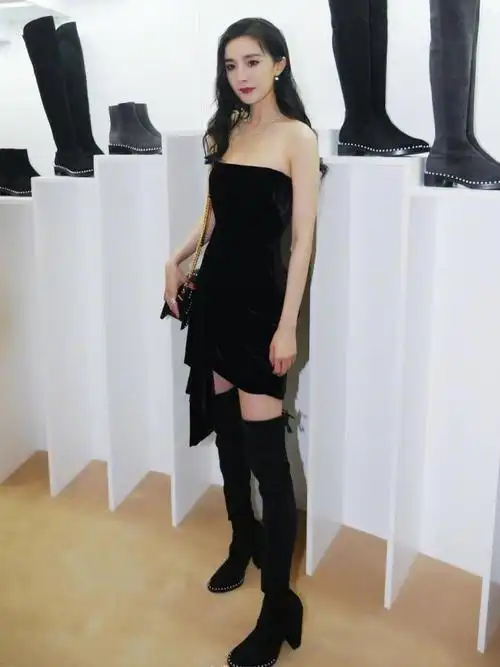 腿精出没!杨幂穿长靴双腿细长直吸睛 生图身材比例惊人