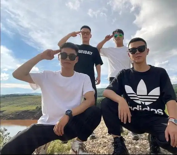 地方,四个人就想着拍照留念一下,谁知道摆好姿势的他们等了好一会儿后