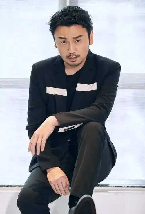 演员雷佳音,老婆是"吵架"吵来的,和岳母处得像姐弟