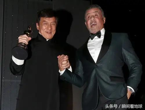 成龙与史泰龙同框出镜,这握手是在比拼实力吗!