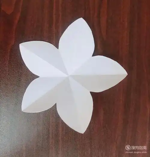 用最简单的方法剪五角星和花