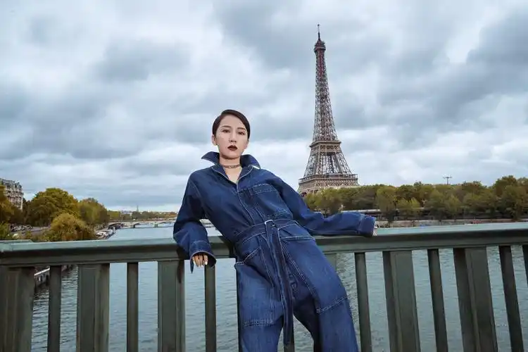 李念工装写真出炉 连体牛仔衣尽显酷飒