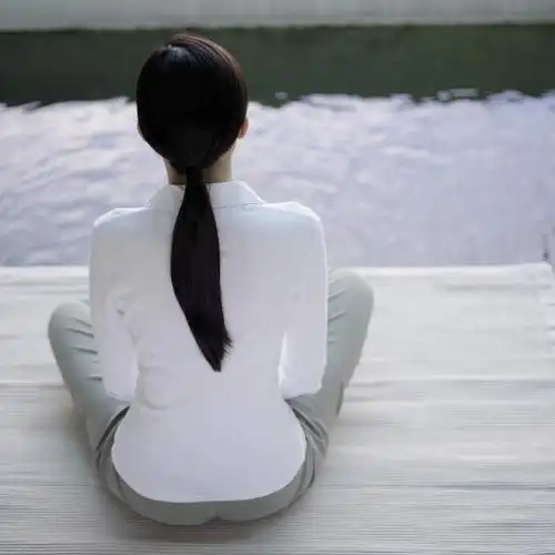 东方人,一个人,坐,盘腿,方图,俯视,室外,白天,湖,湖泊,水,亚洲,仅一个