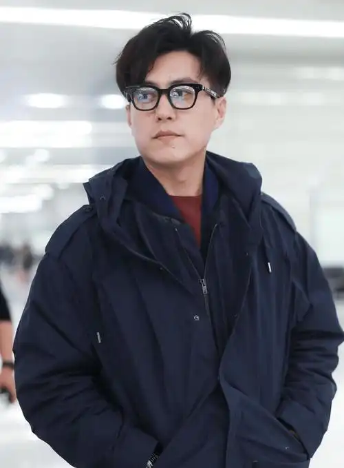 著名演员靳东:在父母分手的阴影下长大,离过婚的女人更应该被爱_李佳