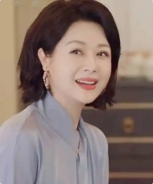 镜头里,邓英对这个角色的塑造,就两个字"优雅",吃甜品蝴蝶酥的时候,她