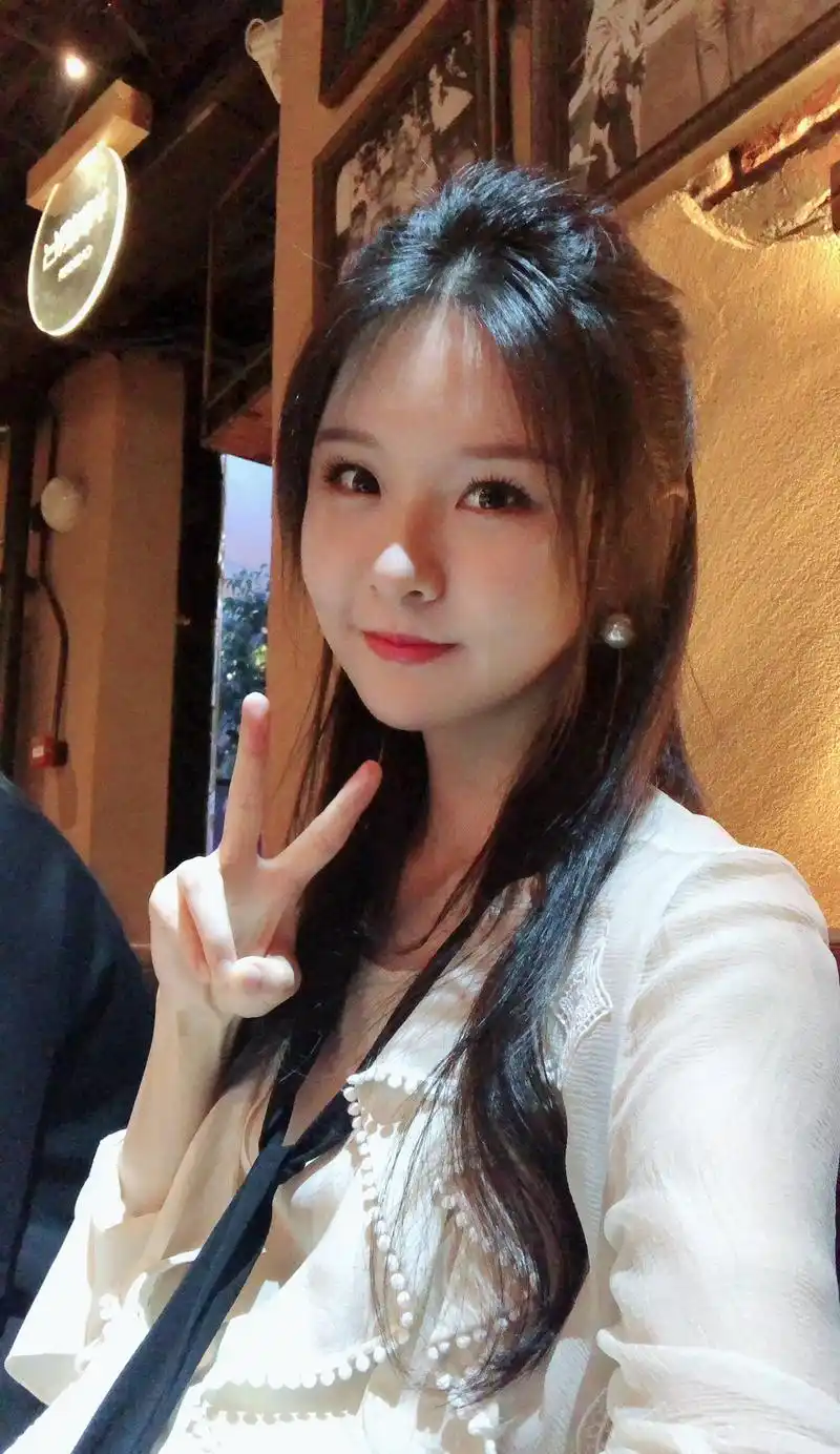 斗鱼六姐-阿冷最近素颜自拍套图,她的歌声真的能征服人!