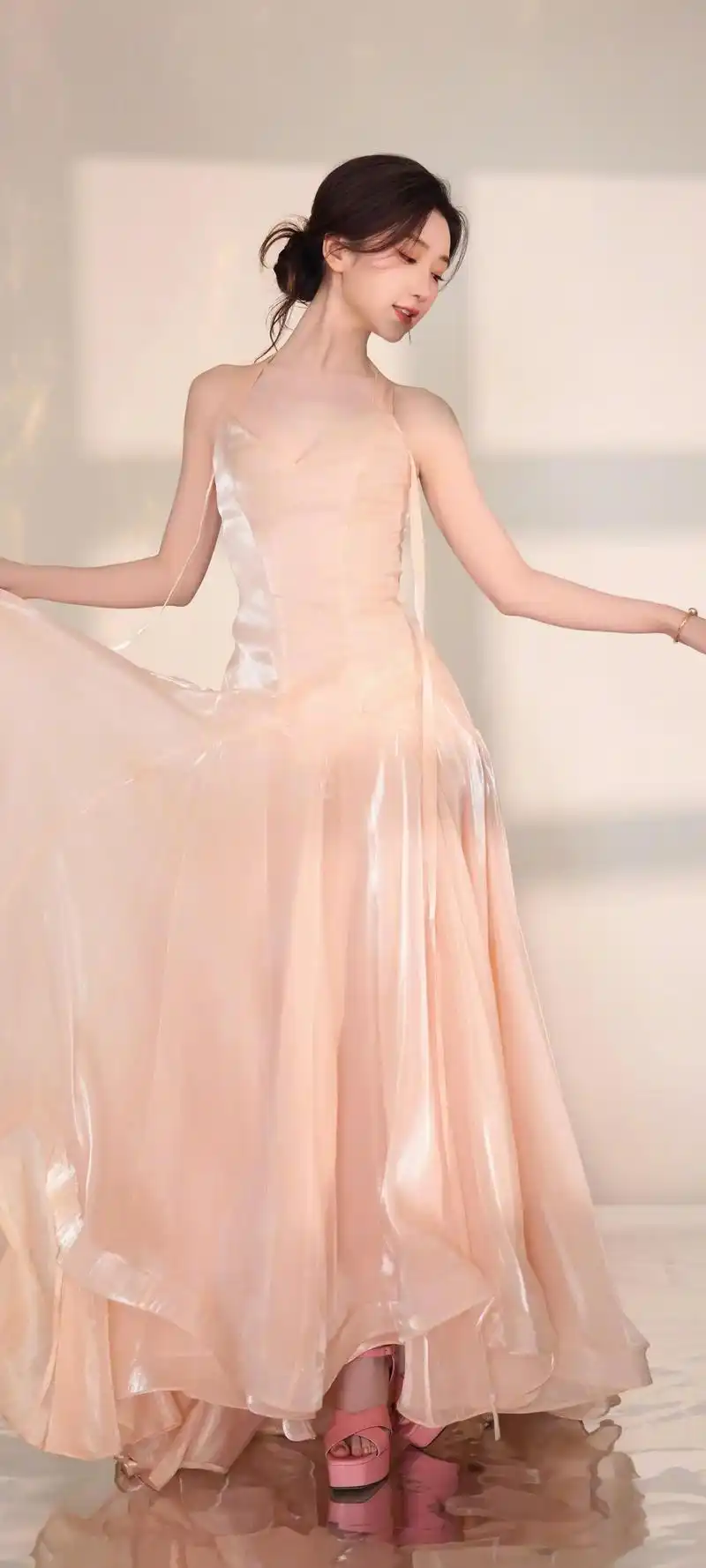 毛晓彤:美丽与才华并存 毛晓彤宛若一颗璀璨的明星,她的甜美的笑靥