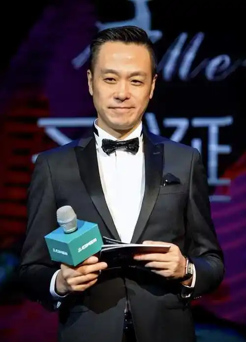 《家庭演播室》前主持人高源拍视频报平安,昔日帅大叔大变样|东方卫视