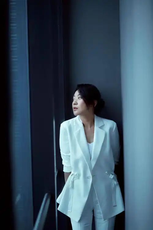 闫妮白色丝带西装写真图片26