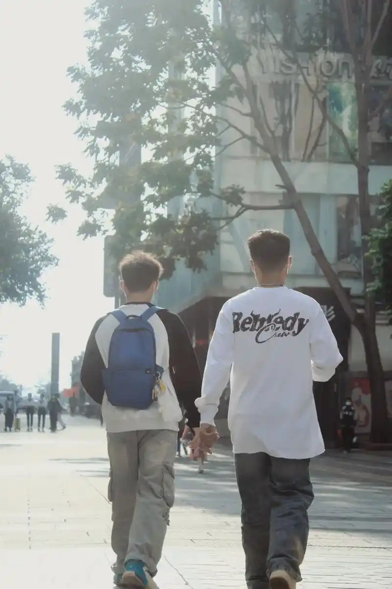 背影街拍  #街拍 #街头摄影 #男生写真 #拍出电影 - 抖音