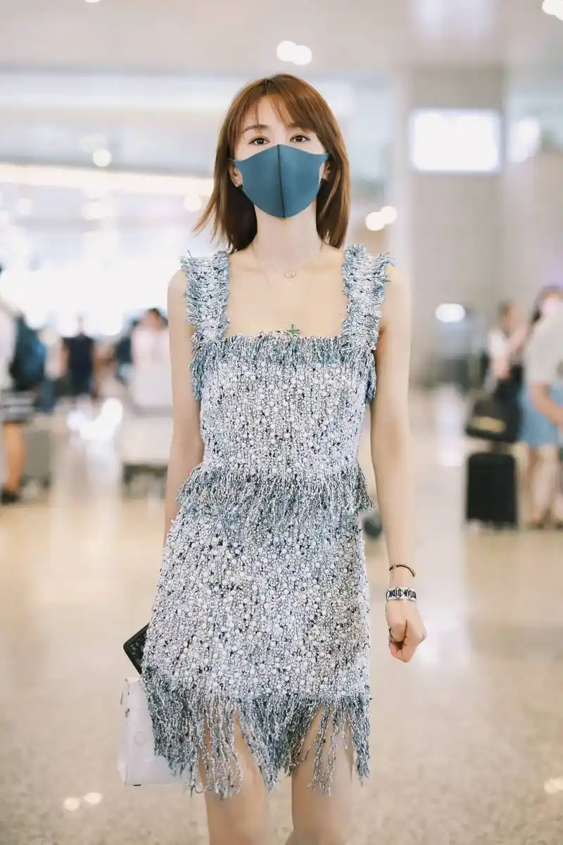 王子文轻便裙装现身机场清新灵动尽显夏日质感